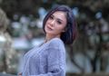 Badan Mungilnya Tertutup Selimut, Foto Cantik Yuni Shara Jadi Sorotan Karena Caption Curhat yang Ditulisnya