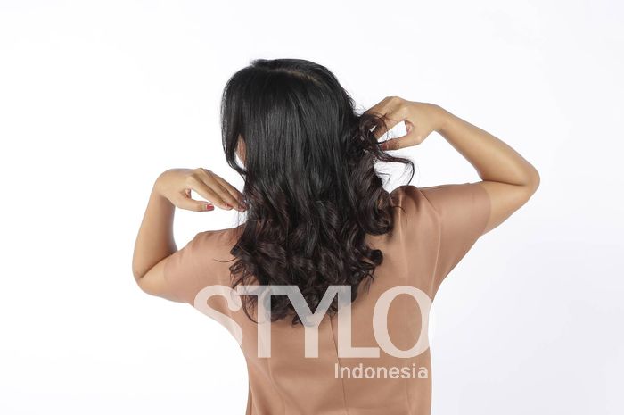 Cara Membuat Rambut Keriting Gantung Alami Tanpa Alat, Ini Triknya - Stylo