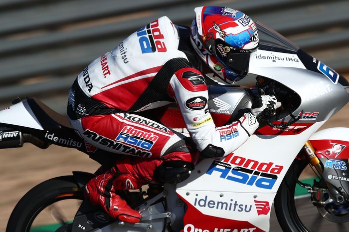 Pembalap Indonesia, Mario Suryo Aji atau Mario Aji saat mengaspal dalam gelaran Moto3 Aragon 2022.