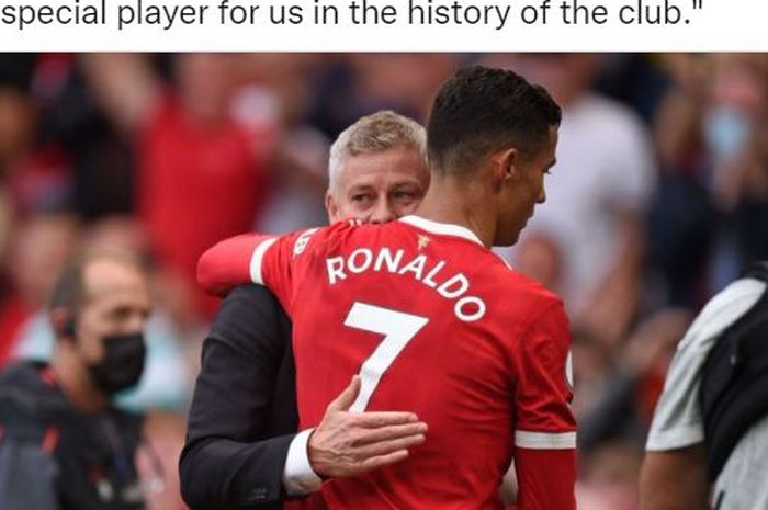 Mantan Pelatih Manchester United, Ole Gunnar Solskjaer, memeluk Cristiano Ronaldo.