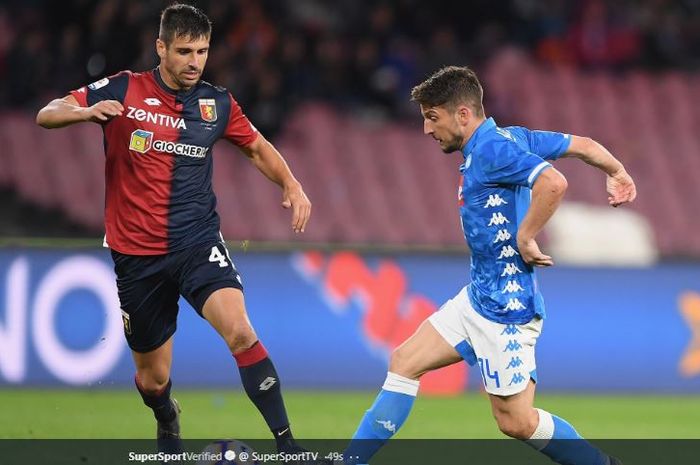 Penyerang Napoli, Dries Mertens, berhadapan dengan bek Genoa, Domenico Criscito, dalam laga pekan ke-31 Liga Italia di Stadion San Paolo, 7 April 2019.