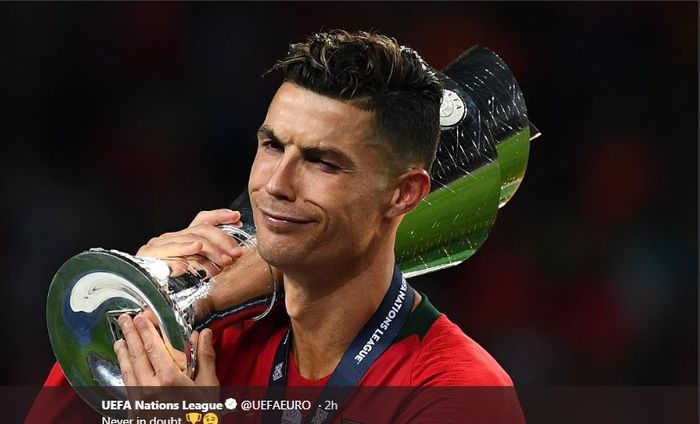 Cristiano Ronaldo dengan trofi juara UEFA Nations League bersama timnas Portugal.