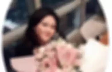 Putri Nia Daniaty, Olivia Nathania kerap dimanja sang ibunda lewat foto pesta mewah. Hal ini terlihat dalam unggahan Nia Daniaty di media sosial.