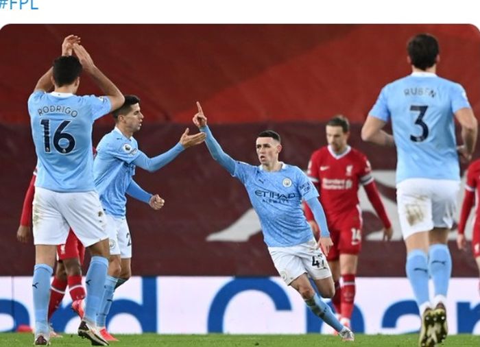 Gelandang Manchester City, Phil Foden (tengah,) merayakan gol yang dia cetak ke gawang Liverpool dalam laga pekan ke-23 Liga Inggris 2020-2021.