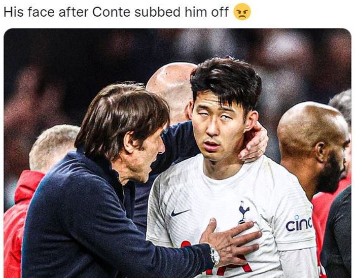 Reaksi kesal Son Heung-min saat ditarik keluar Antonio Conte dalam duel Liga Inggris antara Tottenham Hotspur vs Arsenal di London, Kamis (12/5/2022).