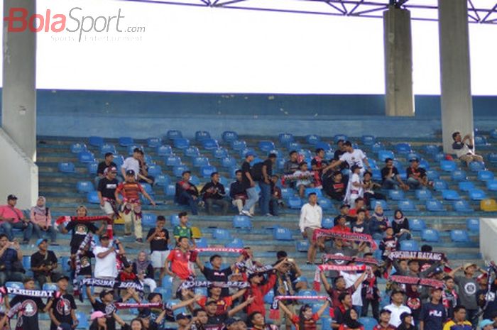 Suporter Persibat Batang saat mendukung kebanggaannya melawan Persis Solo di Stadion Manahan, Solo, 