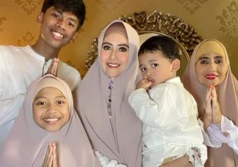Kompak Kenakan Baju Bernuansa Putih, Meggy Wulandari Rayakan Lebaran Bersama Ibu dan Anak-anaknya Tanpa Kiwil