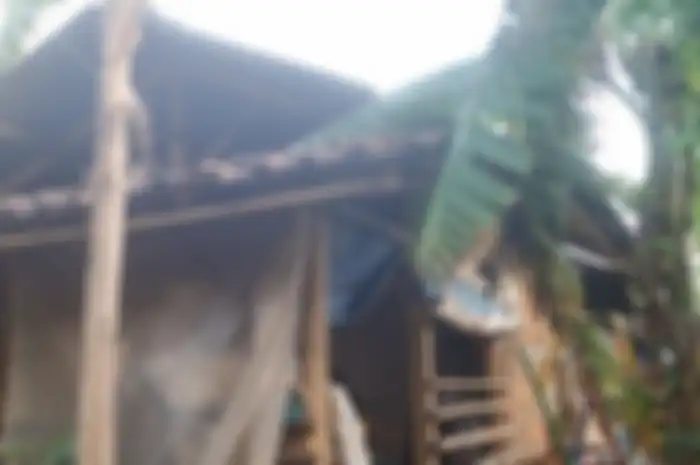 Kisah keluarga buruh yang terpaksa tinggal sementara di saung kebun karena lilitan hutang, bagaimana kronologi kejadiannya?