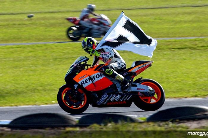 Pembalap Repsol Honda, Valentino Rossi, merayakan kemenangannya pada balapan MotoGP Australia di Phillip Island, Australia, 19 Oktober 2003.