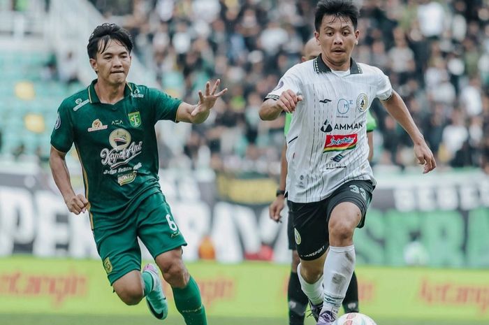 Penggawa PSS Sleman, Wahyudi Hamisi (kanan), meminta maaf usai tak sengaja menendang kepala pemain Persebaya Surabaya, Bruno Moreira.