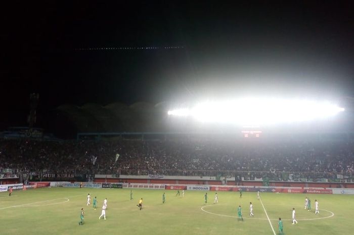 Duel PSS Sleman Vs Persebaya Surabaya di Stadion Maguwoharjo, Sleman, 13 Juli 2019.