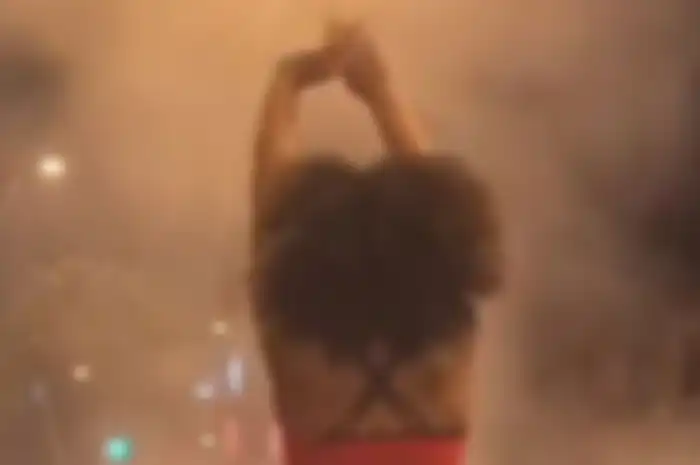 Seorang wanita yang merupakan artis instagram mendapat kecaman keras dari publik setelah berjoget-joget di tengah suasana kebakaran kota.