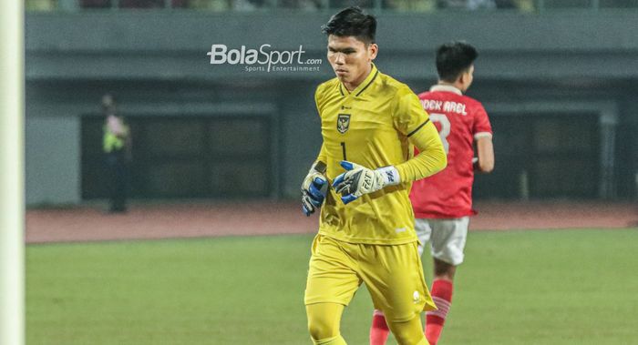 Kiper timnas U-19 Indonesia, Cahya Supriadi, saat bertanding di Stadion Patriot Candrabhaga, Bekasi, Jawa Barat.