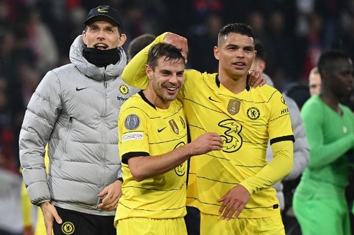 Cesar Azplicueta dan Thiago Silva merayakan kemenangan Chelsea atas Lille pada baabk 16 besar Liga Champions.