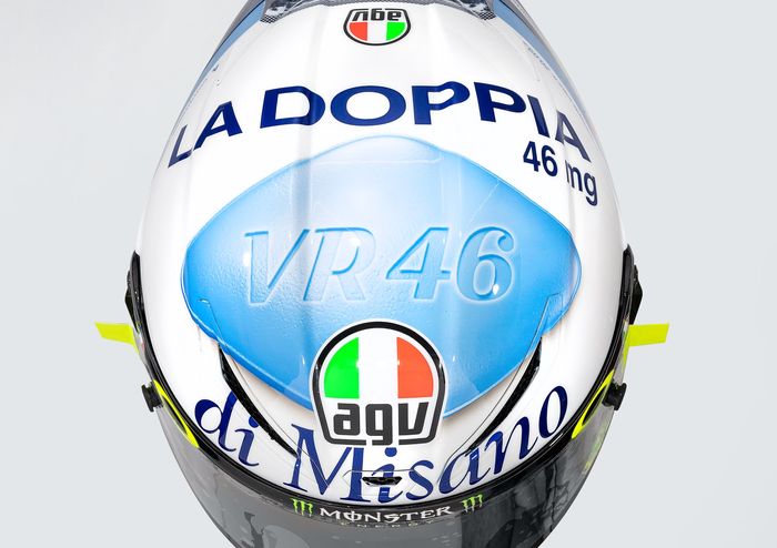 Inisial VR46 pada gambar pil biru di bagian atas livery helm Valentino Rossi untuk MotoGP San Marino 2020.