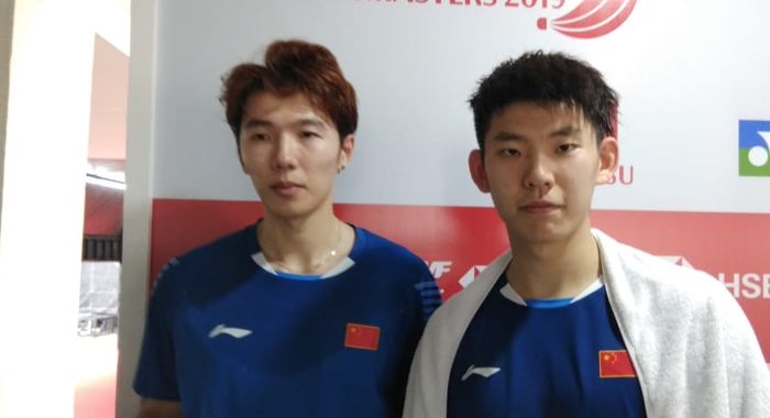 Pasangan ganda putra China, Li Junhui/Liu Yuchen, berpose setelah menjalani laga perempat final Indo