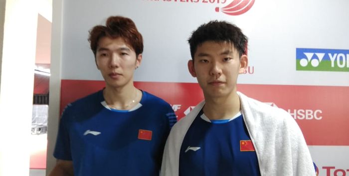 Pasangan ganda putra China, Li Junhui/Liu Yuchen, berpose setelah menjalani laga perempat final Indo