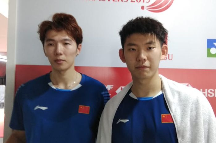 Pasangan ganda putra China, Li Junhui/Liu Yuchen, berpose setelah menjalani laga perempat final Indo