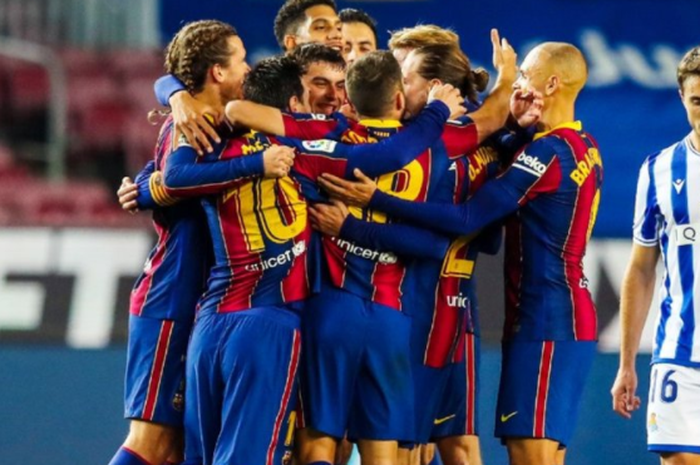 Pemain Barcelona merayakan gol yang berhasil mereka buat ke gawang Real Sociedad dalam laga pekan ke-19 Liga Spanyol 2020-2021. 