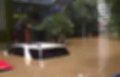 Banjir setinggi mobil hatchback atau setara kaca SUV