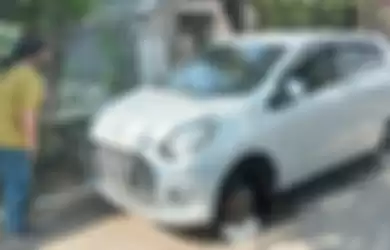 Empat roda Daihatsu Ayla jadi sasaran maling di Jl Hamid Rusdi, Bunulrejo, Blimbing, kota Malang, Jawa Timur