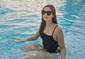 Cuek Duduk di Pinggir Pantai dengan Kaki Kotor Penuh Pasir, Nia Ramadhani Kembali Tampil Seksi dengan Bikini yang Super Seksi