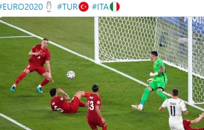 Detik-detik sebelum Merih Demiral (paling kiri) membuat gol bunuh diri dalam laga pembuka EURO 2020 yang mempertemukan timnas Turki dengan timnas Italia.