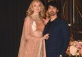 Enggak Kalah dengan Priyanka Chopra, Begini Gaya Sophie Turner Mengenakan Gaun India!