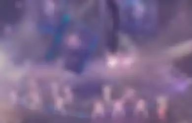Tangkapan layar dari sebuah video detik-detik layar besar jatuh ketika boy band Mirror beraksi di atas panggung di Hong Kong Coliseum, Hong Kong, Kamis (28/7/2022) malam.