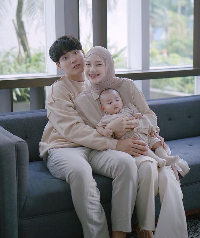 Juno berfoto bersama ayah dan ibunya.