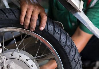 Ban Motor Depan dan Belakang Beda Tekanan Angin, Ini Loh Patokannya