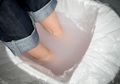 Segera Rendam di Air Garam Saat Kaki Terasa Panas dan Nyeri, Sensasi Tak Terduga Ini yang Akan Moms Rasakan
