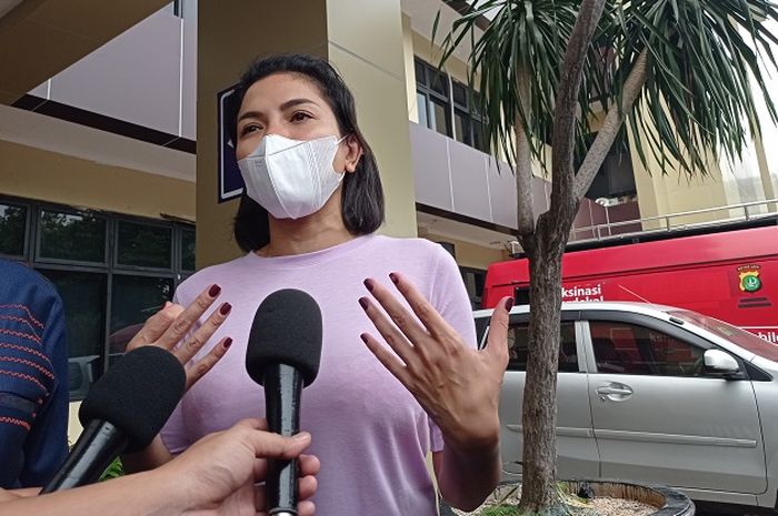 Nikita Mirzani saat ditemui di Polres Jakarta Selatan, Kamis (14/10/2021)