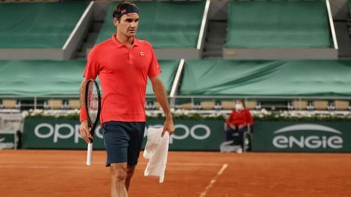 Petenis legendaris asal Swiss, Roger Federer, saat menjalani pertandingan babak ketiga French Open 2021 di Roland Garros, Paris, Prancis, Sabtu (5/6/2021).
