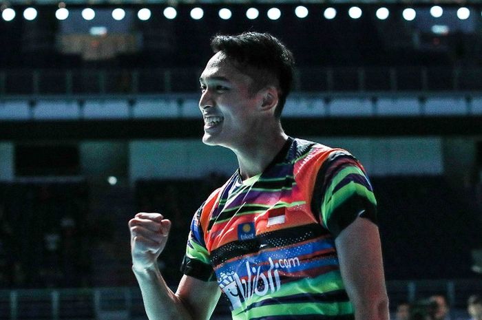 Pebulu tangkis tunggal putra Indonesia, Jonatan Christie, bereaksi setelah mengalahkan Kento Momota (Jepang) pada laga babak kedua Malaysia Open 2019 di Axiata Arena, Bukit Jalil, Kuala Lumpur, Malaysia, Kamis (4/4/2019).