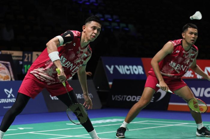 Ganda putra Indonesia, Muhammad Rian Ardianto dan Fajar Alfian, saat tampil pada babak pertama Denmark Open 2023 di Jyske Bank Arena, Odense, Denmark, 18 Oktober 2023.