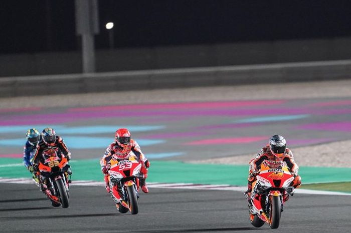 Pembalap Repsol Honda, Pol Espargaro, saat memimpin balapan MotoGP Qatar di Sirkuit Losail, Qatar, 6 Maret 2022. Tampak Espargaro diikuti rekan setim Marc Marquez, Brad Binder (Red Bull KTM), Joan Mir (Suzuki Ecstar), dan Enea Bastianini (Gresini Racing).