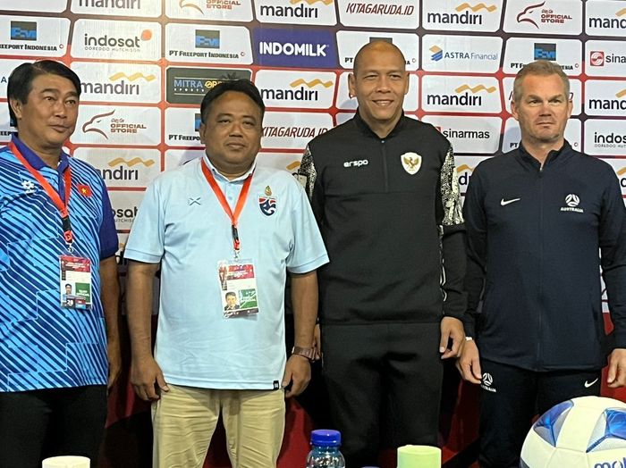 Pelatih Timnas U-16 Indonesia, Nova Arianto dalam sesi jumpa pers sebelum laga semifinal ASEAN Cup U-16 2024 di Hotel Solo Paragon, Surakarta, Minggu (30/6/2024)
