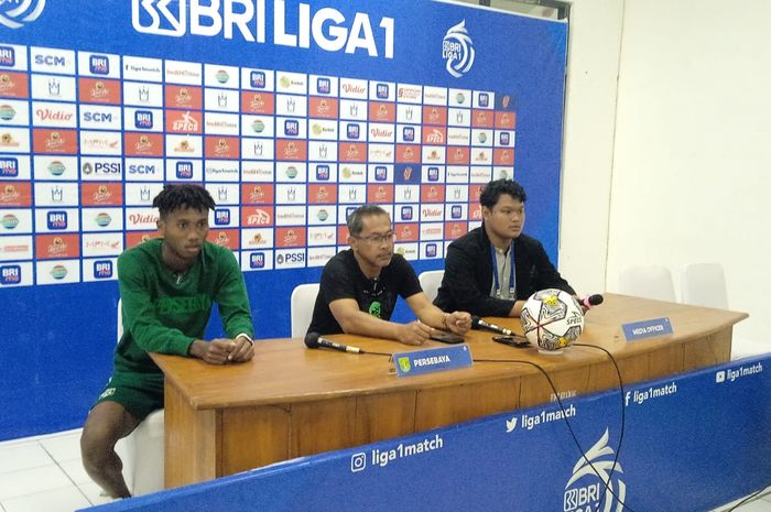 Pelatih Persebaya Surabaya, Aji Santoso dan Alta Ballah dalam konferensi pers usai laga Persebaya Surabaya melawan Persik Kediri