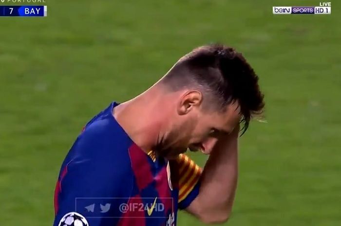 Ekspresi kapten Barcelona, Lionel Messi, usai timnya dibobol Bayern Muenchen dalam laga perempat final Liga Champions di Estadio do Sport Lisboa e Benfica, Jumat (14/8/2020).