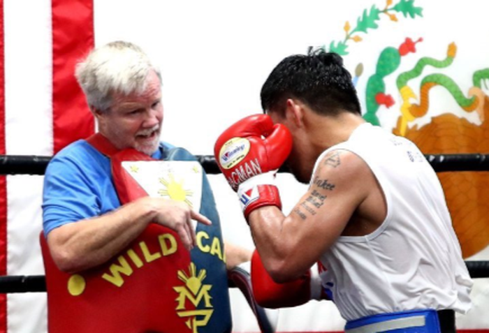 Freddie Roach (kiri) bersama dengan Manny Pacquiao (kanan)