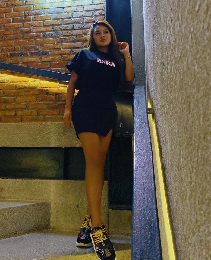 Gaya seksi Aurel Hermansyah saat promosikan kaos Atta Halilintar