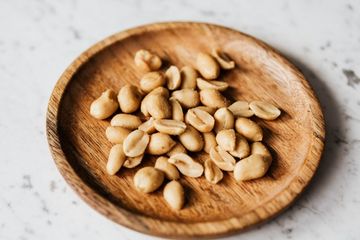 makan kacang jadi pemicu munculnya jerawat, mitos atau fakta?