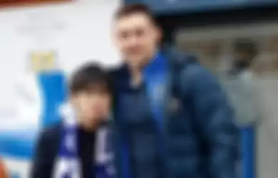 Akito Aoki saat bersama perwakilan dari klub Stockport County FC