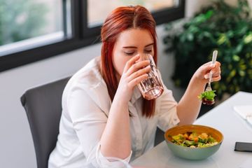 Minum air putih dapat melancarkan kerja usus, sehingga terhindar dari radang usus buntu.