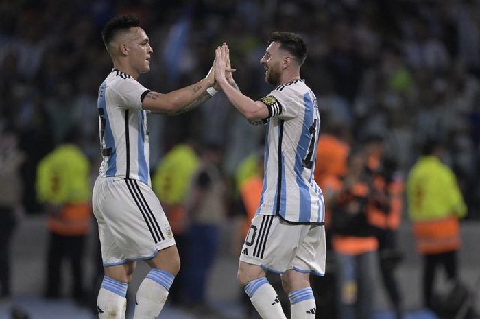 Lionel Messi (kanan) merayakan gol bersama Lautaro Martinez di timnas Argentina (28/3/2023). Messi mencari pendamping di lini depan untuk hadapi Ekuador di Kualifikasi Piala Dunia 2026, antara Lautaro atau Julian Alvarez.