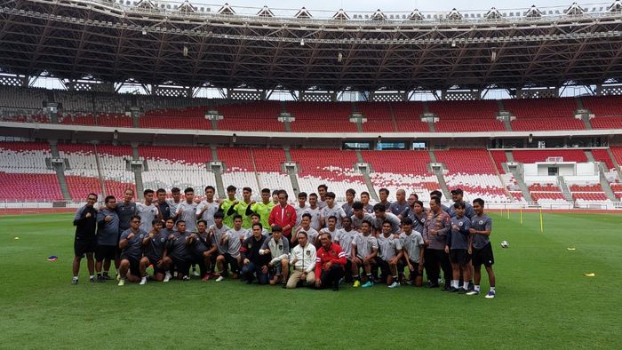 Presiden RI Joko Widodo alias Jokowi datang temui para pemain timnas U-20 Indonesia di Stadion Utama Gelora Bung Karno (SUGBK), Senayan, Jakarta Pusat, Sabtu (1/4/2023).