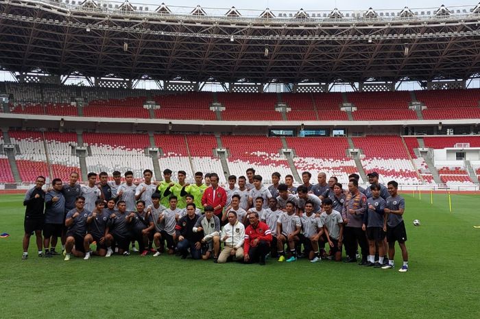 Presiden RI Joko Widodo alias Jokowi datang temui para pemain timnas U-20 Indonesia di Stadion Utama Gelora Bung Karno (SUGBK), Senayan, Jakarta Pusat, Sabtu (1/4/2023).