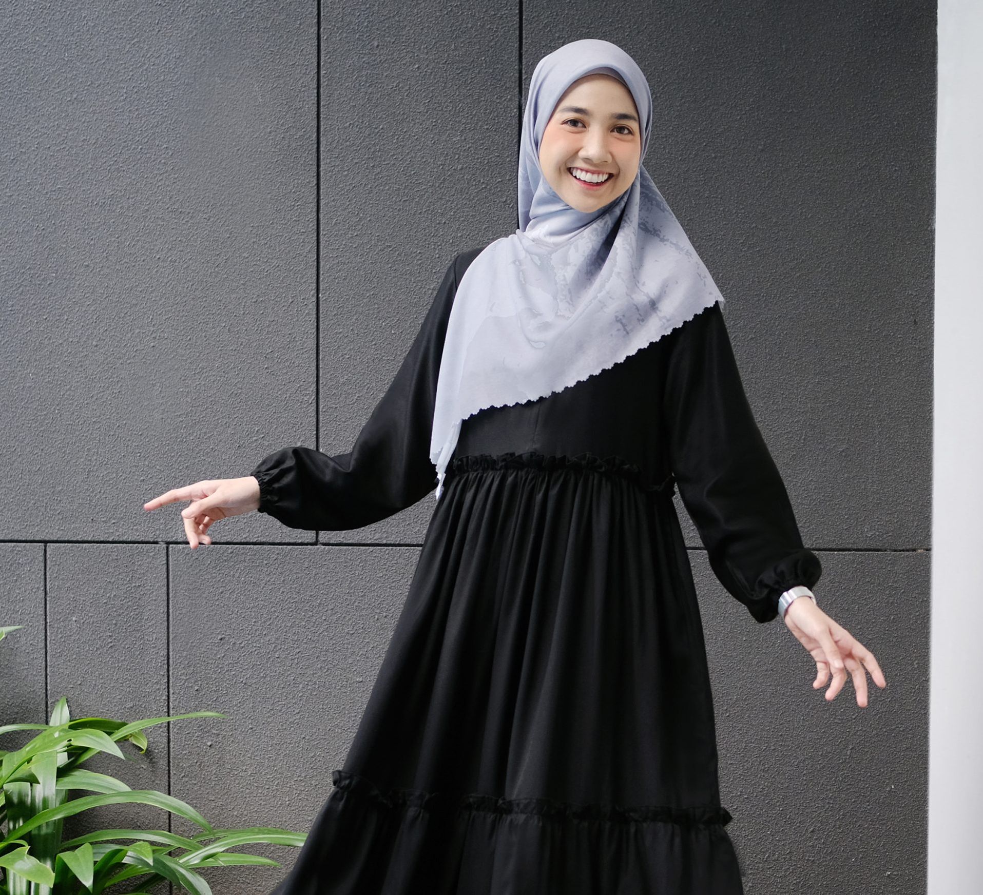 Warna Jilbab Yang Cocok Untuk Gamis Hitam Agar Terlihat Stylish Sonora Id