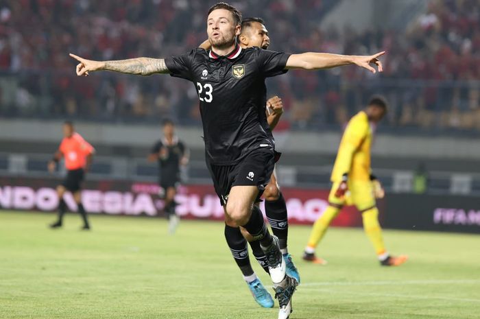 Pemain timnas Indonesia, Marc Klok melakukan selebrasi usai mencetak gol ke gawang Curacao di Stadion Gelora Bandung Lautan Api, Bandung, Jawa Barat, Sabtu (24/9/2022).